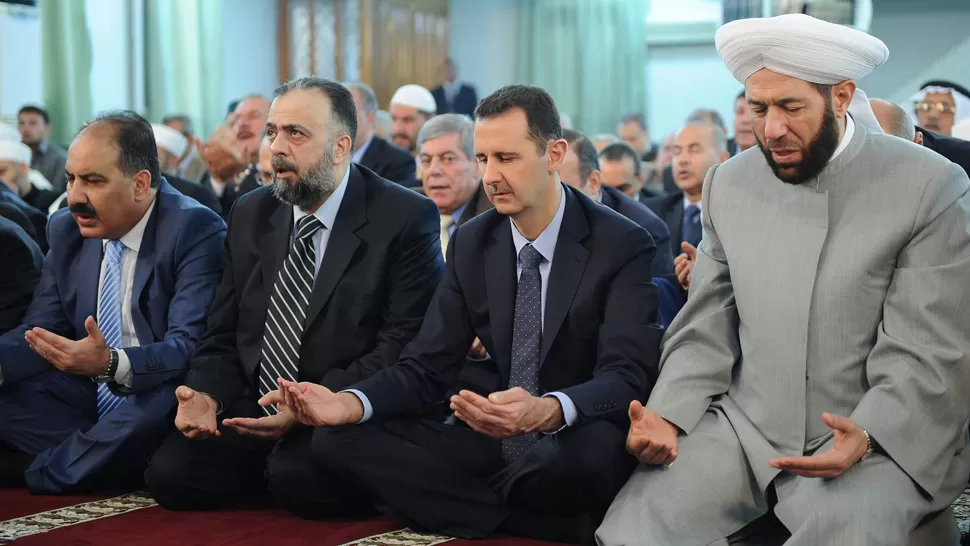 PRUEBA DE VIDA: El presidente sirio se mostró horas después rezando.  REUTERS