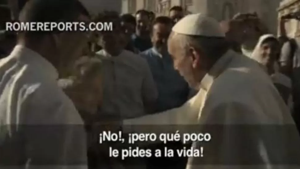 SALUDO. El Papa y un grupo de peregrinos. CAPTURA DE VIDEO