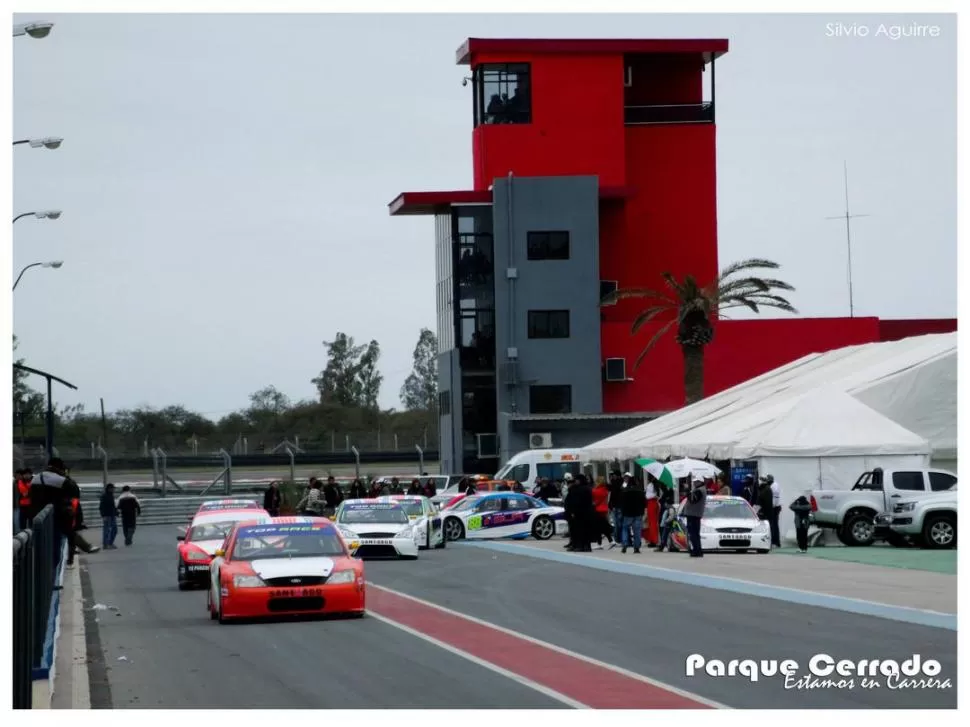 MÁS CIRCO. En la primera presentación del Top Race del NOA en el autódromo santiagueño triunfó Pablo Ortega. 