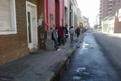 Ocupan las veredas para descargar mercadería