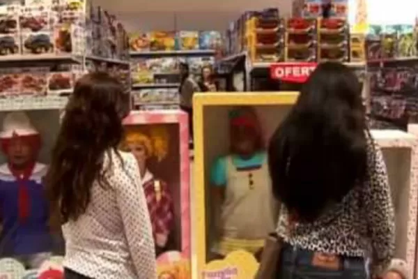 Asustan a clientes de una juguetería con muñecos vivientes