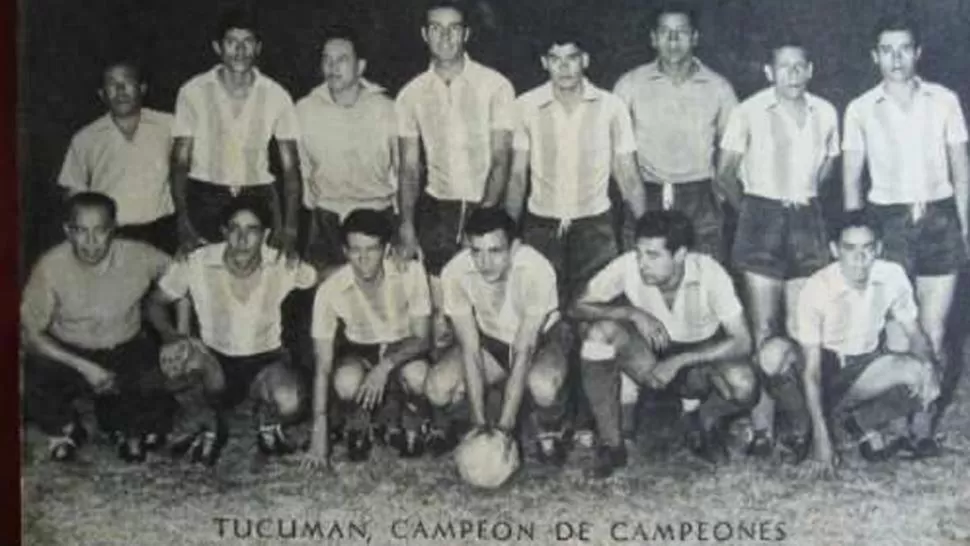 LOS HOMBRES QUE HICIERON HISTORIA. El equipo de Atlético que logró el título de Campeón de Campeones en Tres Arroyos, provincia de Buenos Aires. 