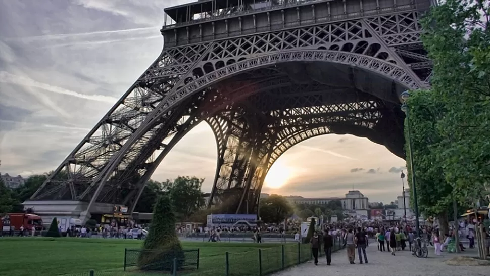 MONUMENTO. La torre Eiffel recibe cada año unos 7 millones de visitantes. FOTO TOMADA DE DIARIOCAMBIO.COM.MX