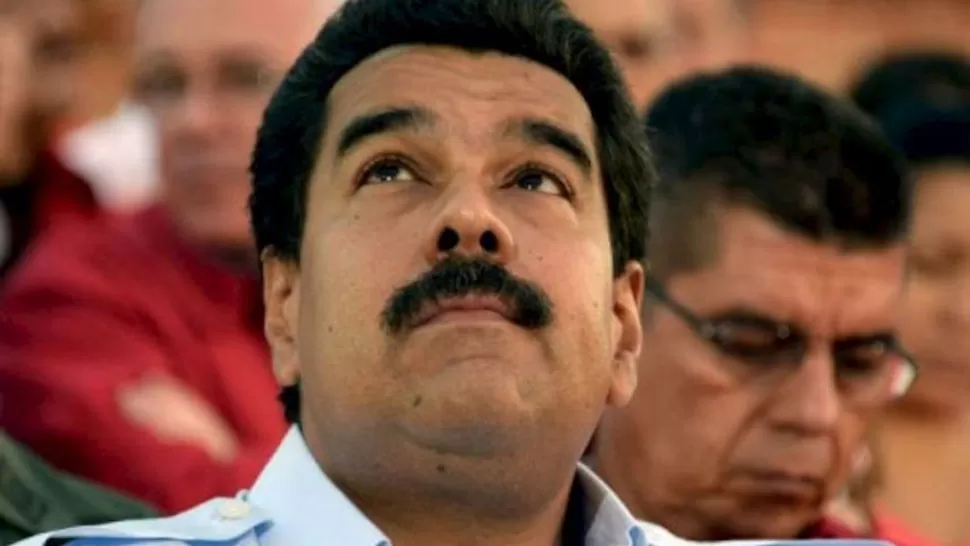 POSTURA. Maduro suele idolatrar al fallecido Hugo Chávez. FOTO TOMADA DE PUBLIMETRO.CO