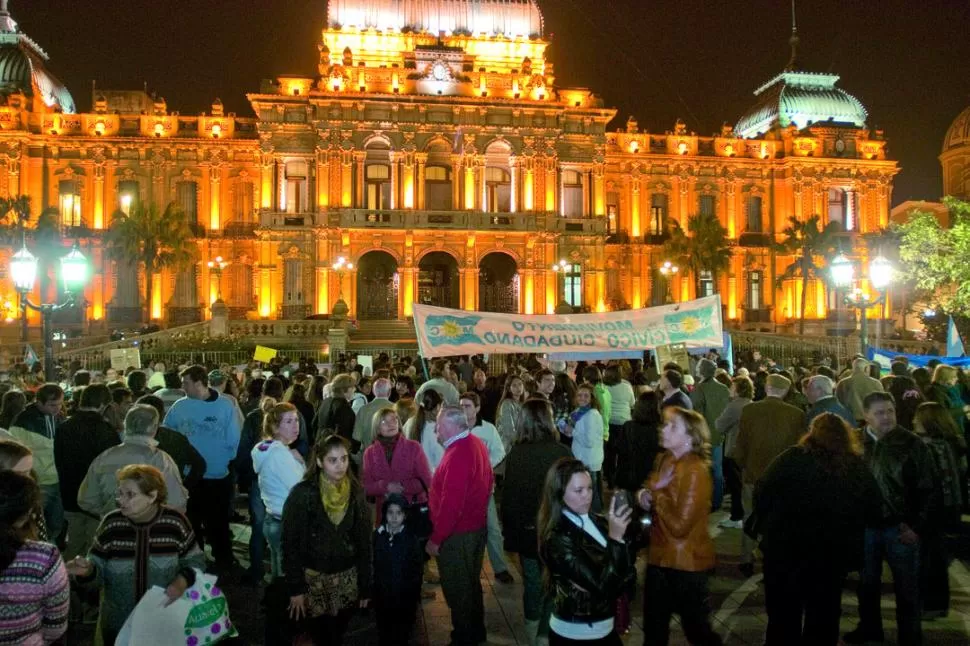 DOS ESCENARIOS, UN RECLAMO. Tucumanos, frente a la Casa de Gobierno. En Buenos Aires, en Plaza de Mayo. LA GACETA / FOTOS DE INES QUINTEROS ORIO - DYN 