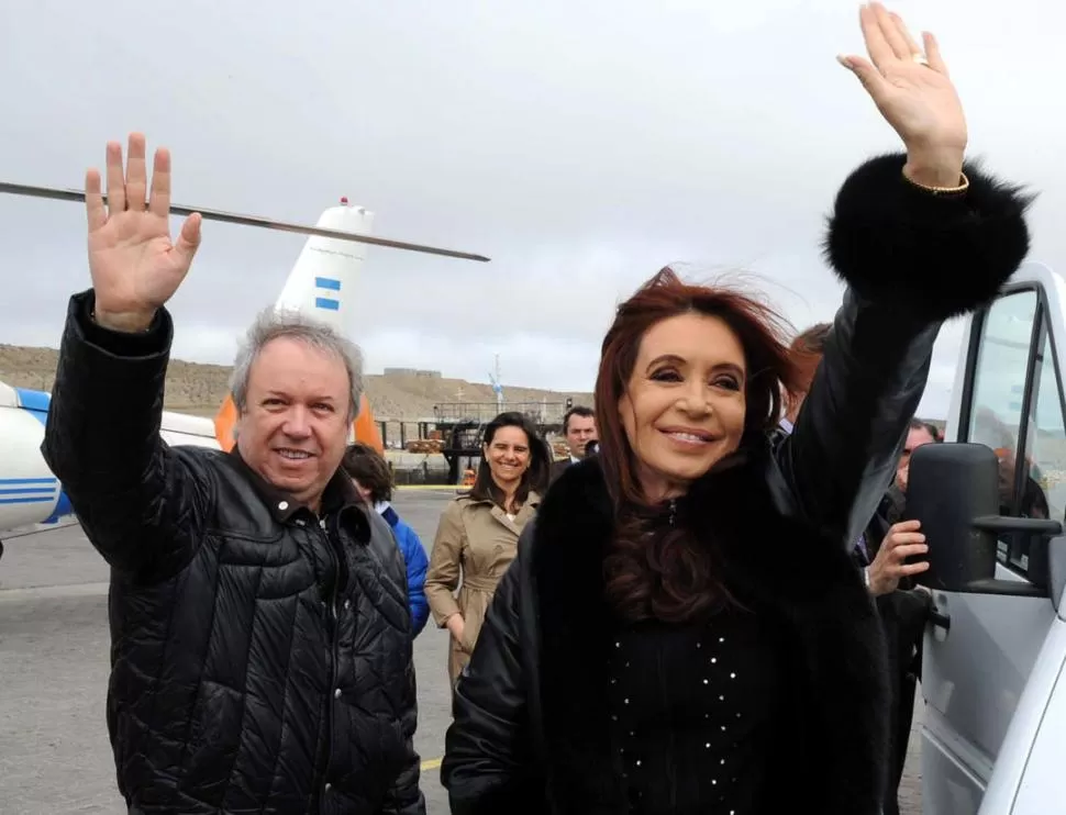 ERAN ALIADOS. Peralta, gobernador de Santa Cruz, recibe a Cristina Fernández, antes de inaugurar la ampliación del puerto Caleta Paula (octubre de 2011). ELCOMERCIOONLINE.COM.AR