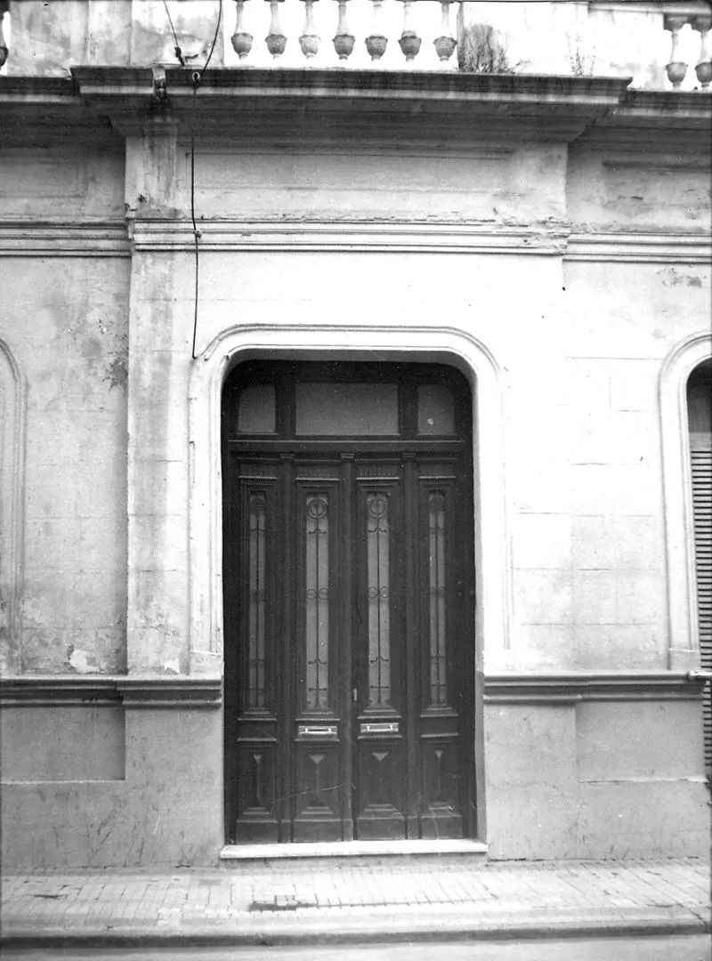 BERNABÉ ARÁOZ. Frente modernizado de la casa de Bernabé Aráoz, en Congreso 36. El interior se conservaba intacto. Fue demolida en 1969 y esta foto se tomó en 1966. LA GACETA / ARCHIVO