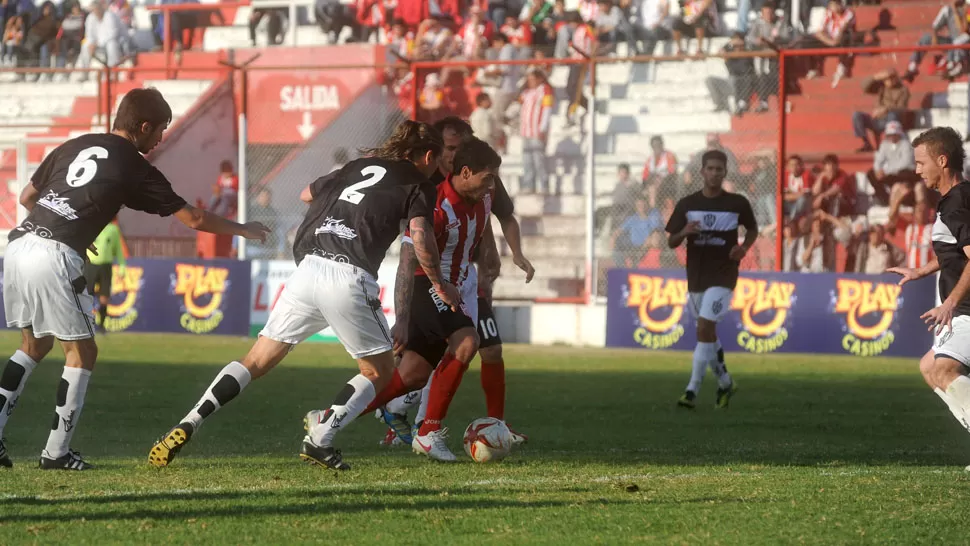 RODEADO. Gonzalo Parissi intenta pasar ante la marca de cinco santiagueños. FOTO LA GACETA / ANTONIO FERRONI. 