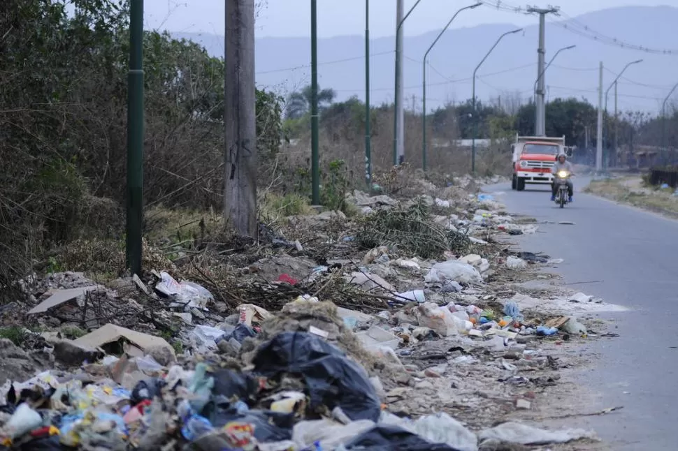 APENAS QUEDA ESPACIO PARA PASAR. Los montículos de desperdicios cubren parte del pavimento. LA GACETA / FOTO DE ANALíA JARAMILLO