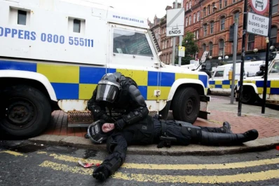 Una madrugada de violencia y anarquía en Irlanda del Norte