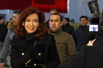 Cristina movilera, el no saludo a Macri y la presidenta de mesa ebria