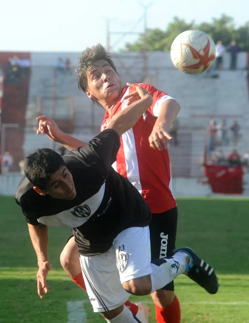 EL RECEPTOR. Albano Becica fue el jugador que más sufrió el juego fuerte de los jugadores visitantes. Acá lo marca Favela. 