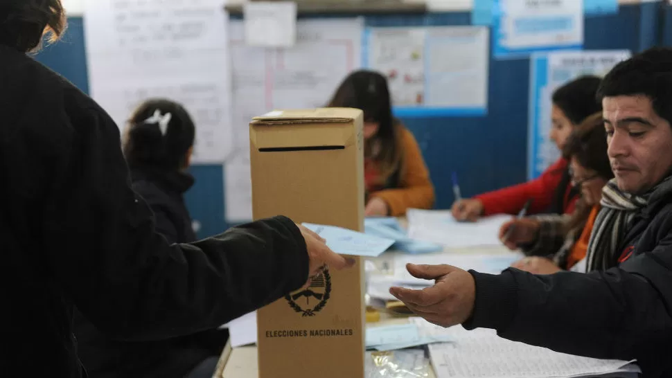 EN LA ESPERA. Cerraron las elecciones, y ahora sólo resta conocer a los ganadores. LA GACETA / FOTO DE OSVALDO RIPOLL
