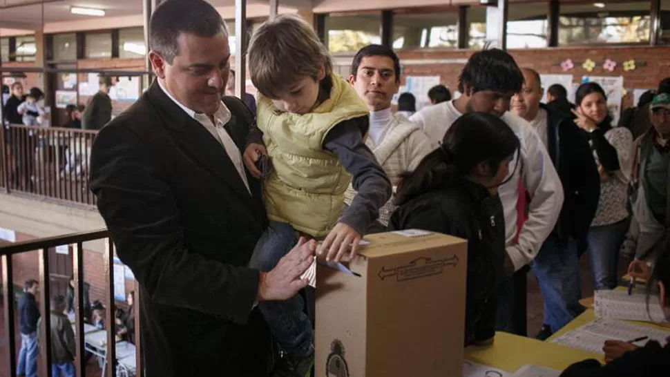 EN FAMILIA. Colombres Garmendia fue a votar con su hijo en brazos. FOTO TOMADA DE FACEBOOK.COM/COLOMBRESGARMENDIA