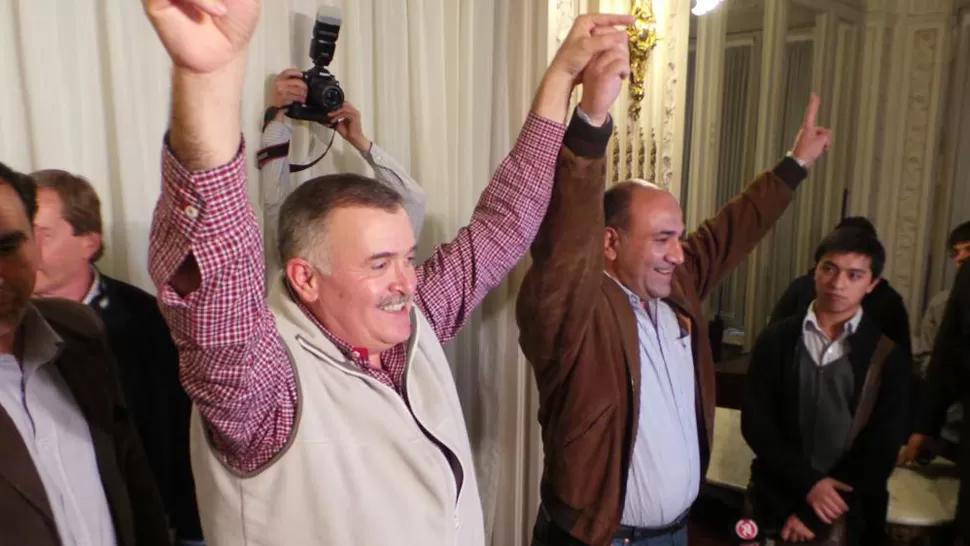 EUFORIA. Jaldo y Manzur celebran la victoria ante decenas de militantes en la Casa de Gobierno. LA GACETA / FOTO DE JOSÉ INESTA