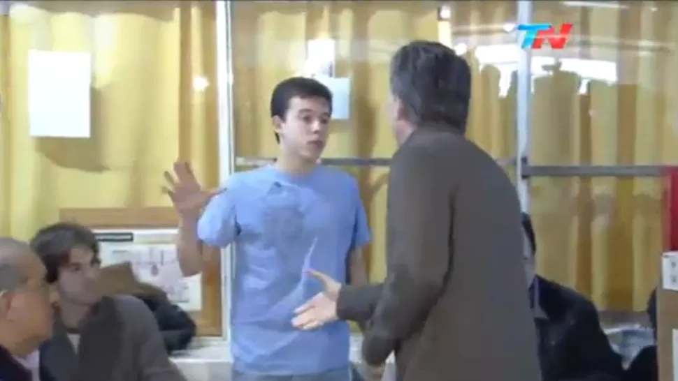 SE ARREPINTIÓ. El joven militante kirchnerista desairó al jefe de Gobierno ante las cámaras. CAPTURA DE VIDEO