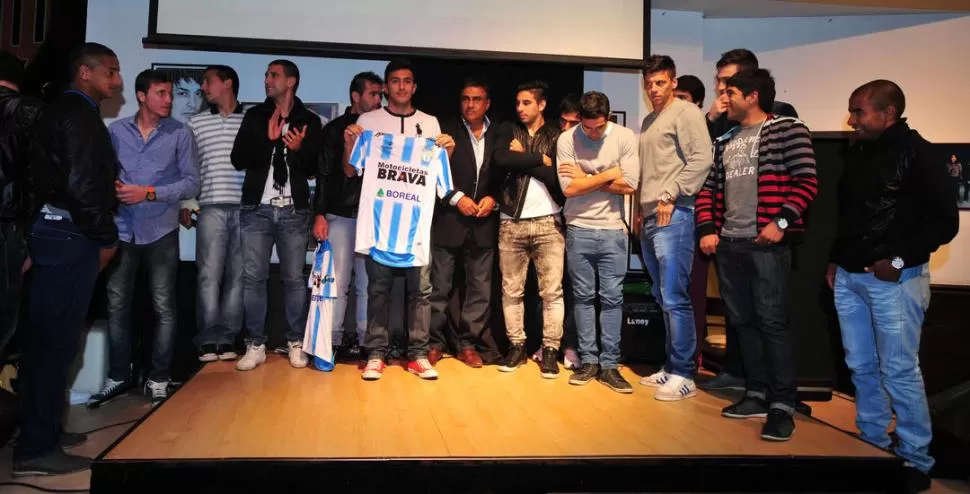 FELIZ. Despósito muestra la camiseta en la presentación de los refuerzos, mientras Bianchi, Morel, RR y Barreiro aplauden. LA GACETA / FOTO DE DIEGO ARÁOZ (ARCHIVO)