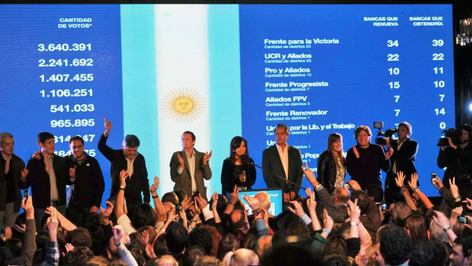 JUNTOS. La presidenta Cristina Fernández de Kirchner, acompañada de los candidatos del Frente para la Victoria. TÉLAM