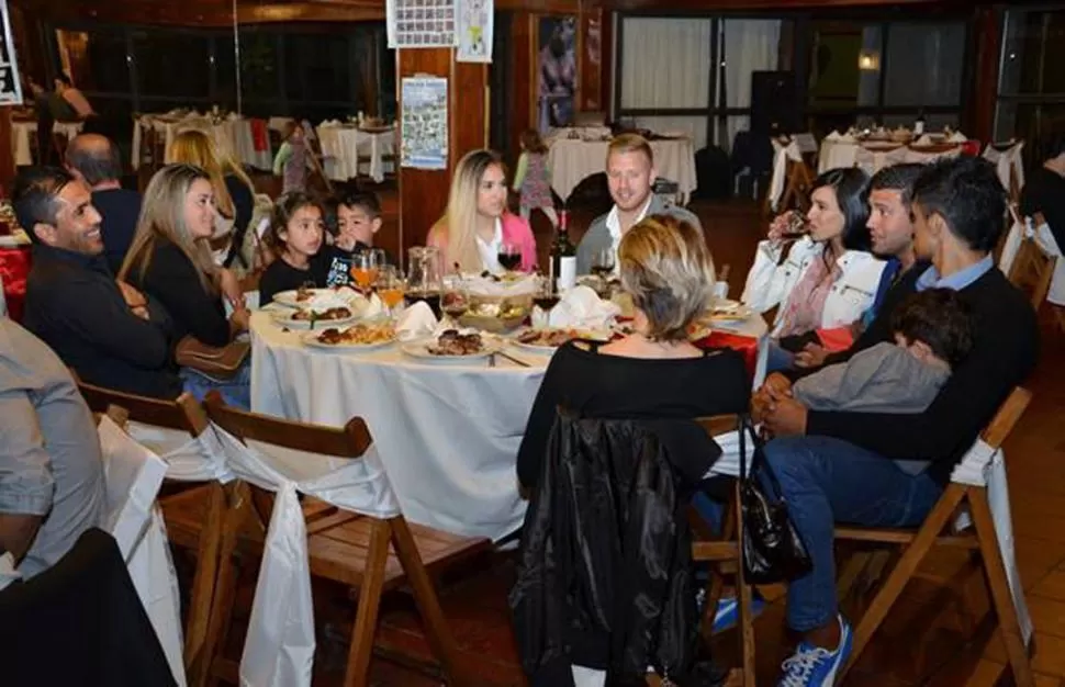 CORDIALIDAD. Ibáñez, Ojeda, Silba y Carrera, con sus respectivas familias, dialogan durante la cena que compartieron el sábado por la noche en un clima distendido. 