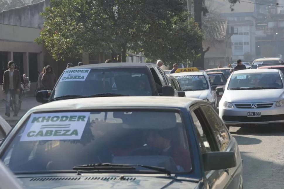CONGESTIÓN. Automóviles de los oficialistas Khoder en Banda del Río Salí. LA GACETA / FOTO DE ANTONIO FERRONI 