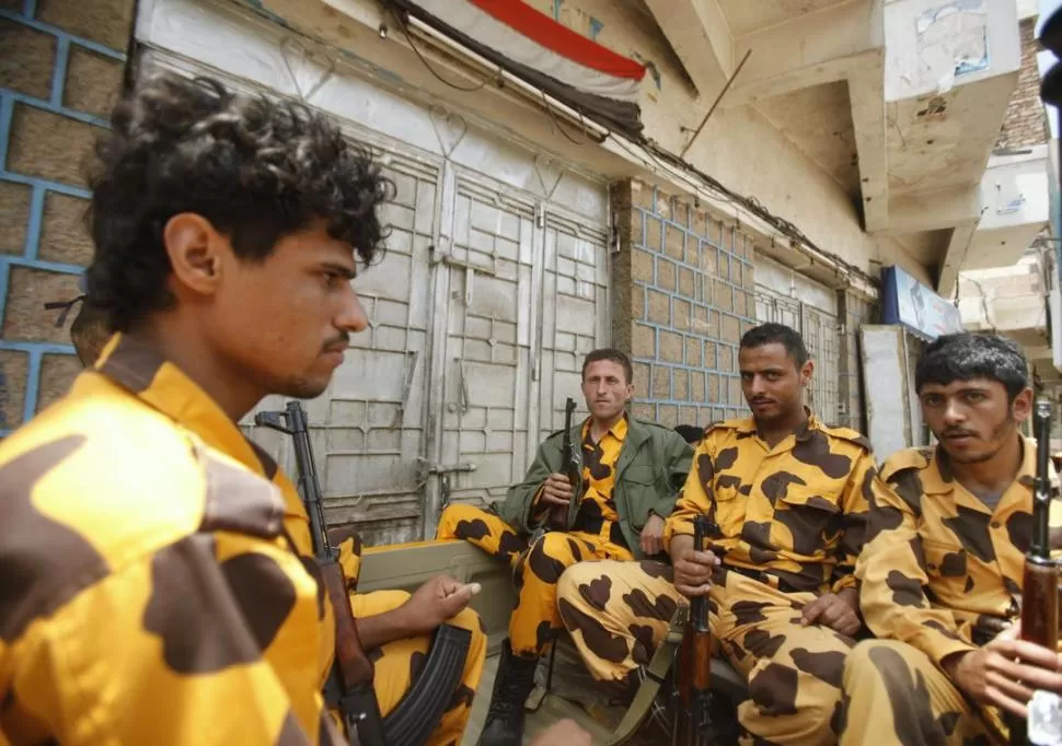 VIGILANCIA. Policías de Yemen esperan seguir su ronda, tras un descanso en el patrullaje por Saná, la capital. REUTERS 