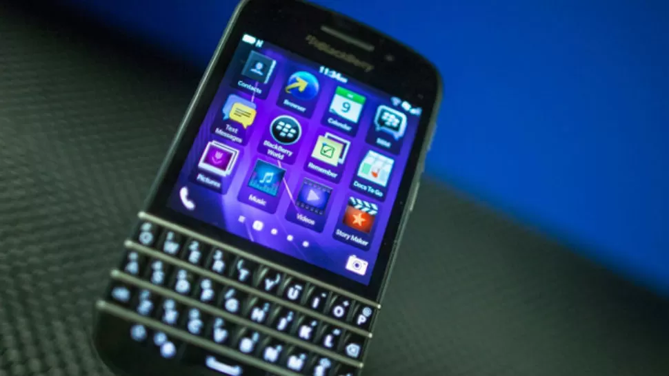 LUJO. El BlackBerry Q10, uno de los primeros teléfonos de la compañía canadiense con el sistema operativo BB10.