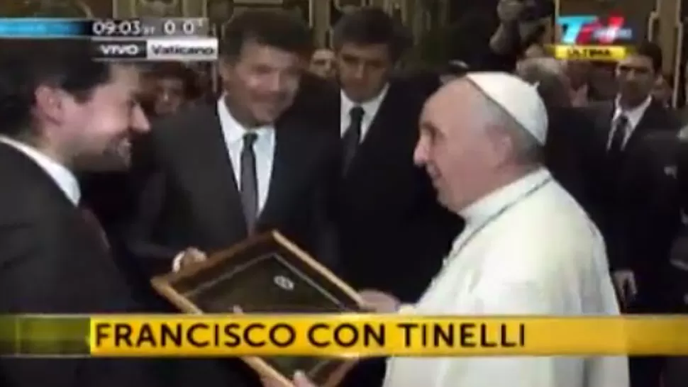 ENCUENTRO. Marcelo Tinelli y Matías Lammens saludan al Papa Francisco. CPATURA DE VIDEO. 