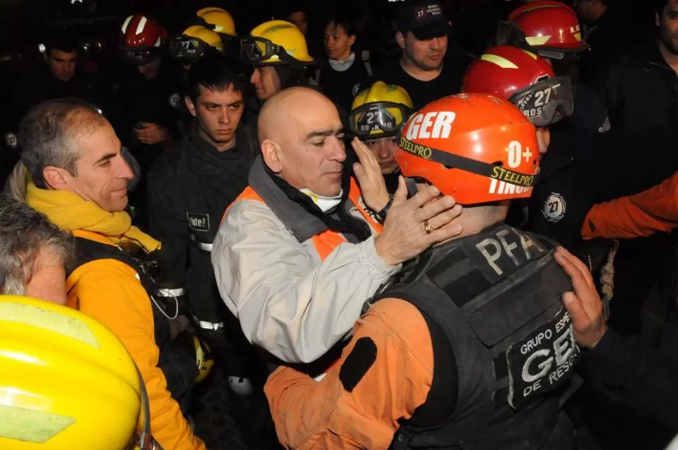 EL GOBERNADOR. Antonio Bonfatti saludó a cada uno de los bomberos. TELAM