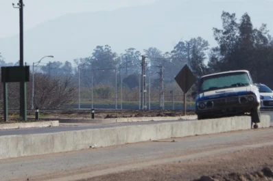 En plena noche, un auto quedó atrapado sobre la platabanda