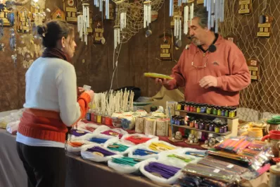 Una feria concentra artesanías, prendas y sabores internacionales