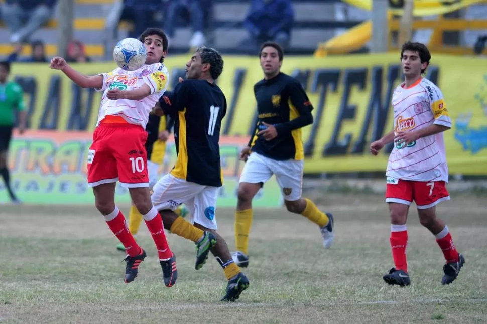 ¡ES MÍA! Rodríguez, de San Martín, baja la pelota ante Juan Lazo, de Lastenia.  