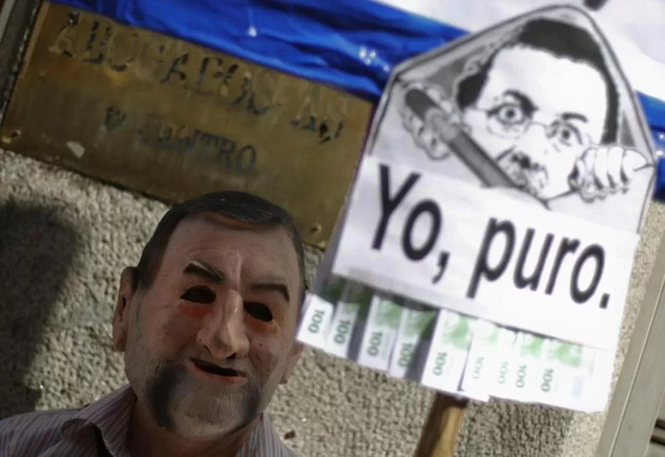 ABUCHEOS. Manifestantes repudiaron a los políticos al llegar a Tribunales. REUTERS
