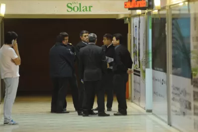 Allanaron un negocio de celulares por las fotos de Alperovich en Dubai