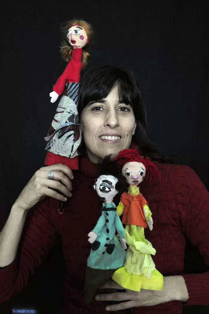 DE CARTAPESTA. Verónica Luján junto a los muñecos de La historia de una niña, un pueblo y un ogro. LA GACETA / FOTO DE ANALÍA JARAMILLO