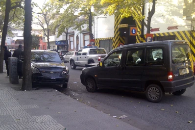 Se olvidó del cambio de mano y chocó de frente contra otro auto