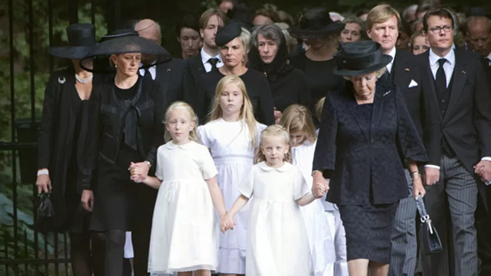CEREMONIA. La totalidad de la familia real holandesa participó del entierro de Friso. FOTO TOMADA DE HOLA.COM