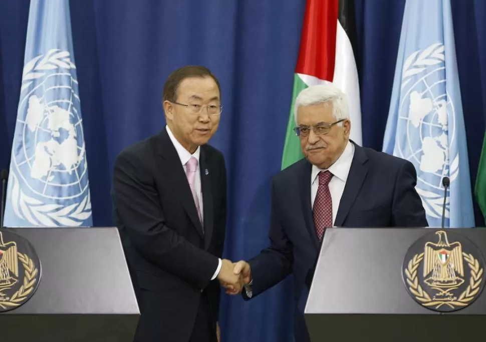 RAMALLAH. Ban Ki-moon y Abbas, el presidente palestino, se saludan. REUTERS