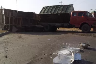 Espectacular choque de un camión frente a una citrícola