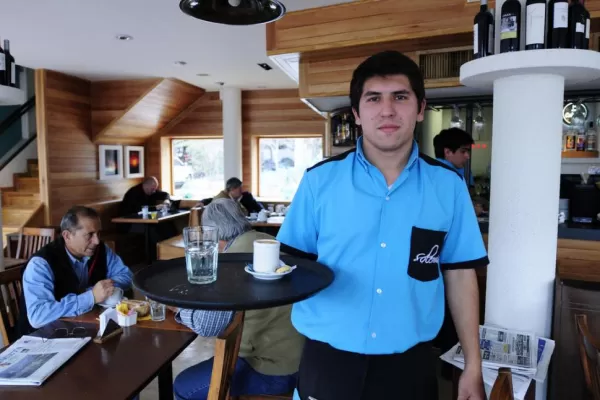 Mauro se pasa el día sirviendo mesas