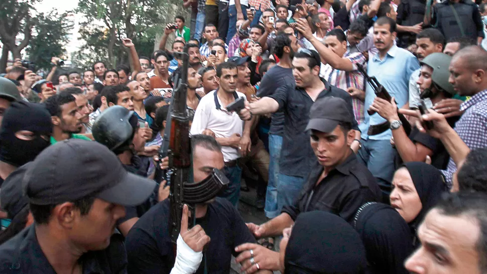 EN EL BARRIO DE LA MEZQUITA. Policías y vecinos intercambian palabras, luego del desalojo. Los vecinos del lugar rechazaban la presencia islamita. REUTERS