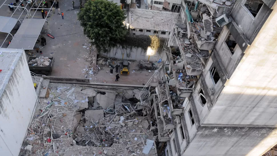 PANORAMA DEVASTADOR. Sólo postales de terror dejó la explosión del edificio. ARCHIVO TELAM