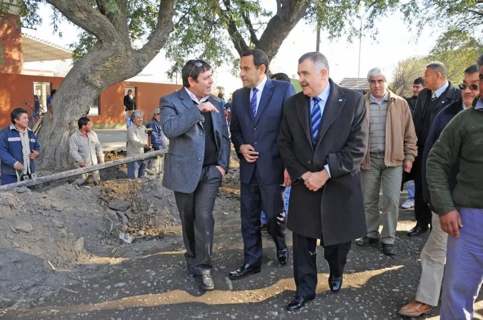 EN COLOMBRES. Amado (centro) escucha a Hernández (de gris) y a Jaldo. PRENSA Y DIFUSIóN