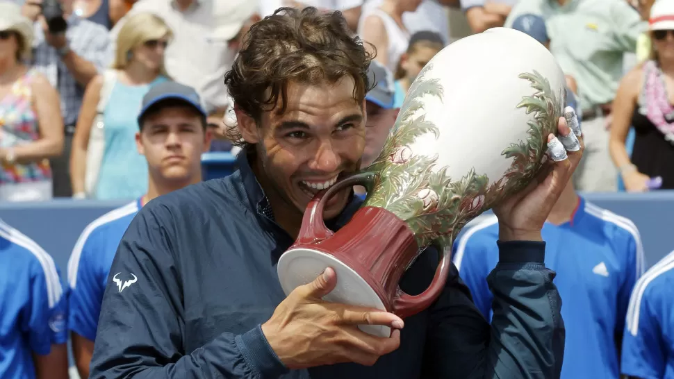FESTEJO MALLORQUIN. El tenista español Rafael Nadal se consagró hoy campeón del Masters 1000 de Cincinnati, tras la victoria en la final ante el estadounidense John Isner por 7-6 (10-8) y 7-6 (7-3), que le permitirá desde mañana ocupar el puesto número dos del ránking mundial de ATP. REUTERS