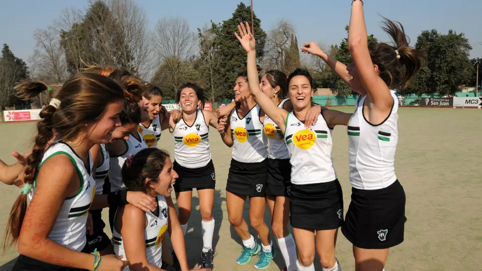 FESTEJO VERDINEGRO. Las chicas de Tucumán Rugby Verde celebran el triunfo sobre las salteñas y el retorno a la Liga Nacional A. FOTO DE INES QUINTEROS ORIO / LA GACETA