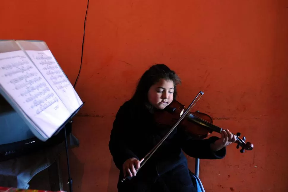ENSAYO. Luciana Tello logró, con perseverancia, ser el tercer violín de la orquesta El Divino Niño.  LA GACETA / FOTO DE ANALíA JARAMILLO
