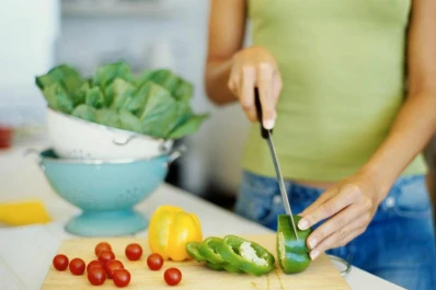 La rejilla y la tabla de picar son las trincheras de los virus en tu cocina