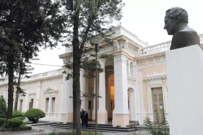 La puja por la sucesión se cuela en las aulas