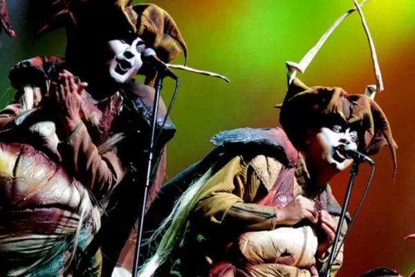 Con humor irónico y caricaturas corrosivas