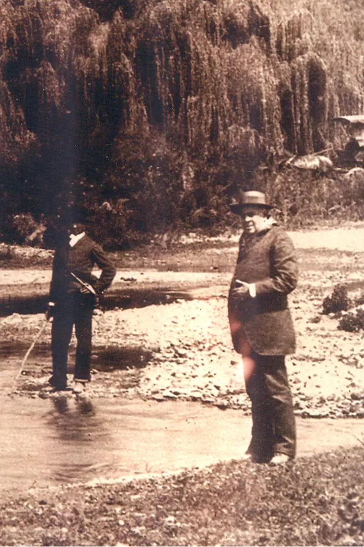 DOMINGO FAUSTINO SARMIENTO. El fotógrafo lo captó hacia 1884, junto a un río de su provincia natal de San Juan LA GACETA / ARCHIVO