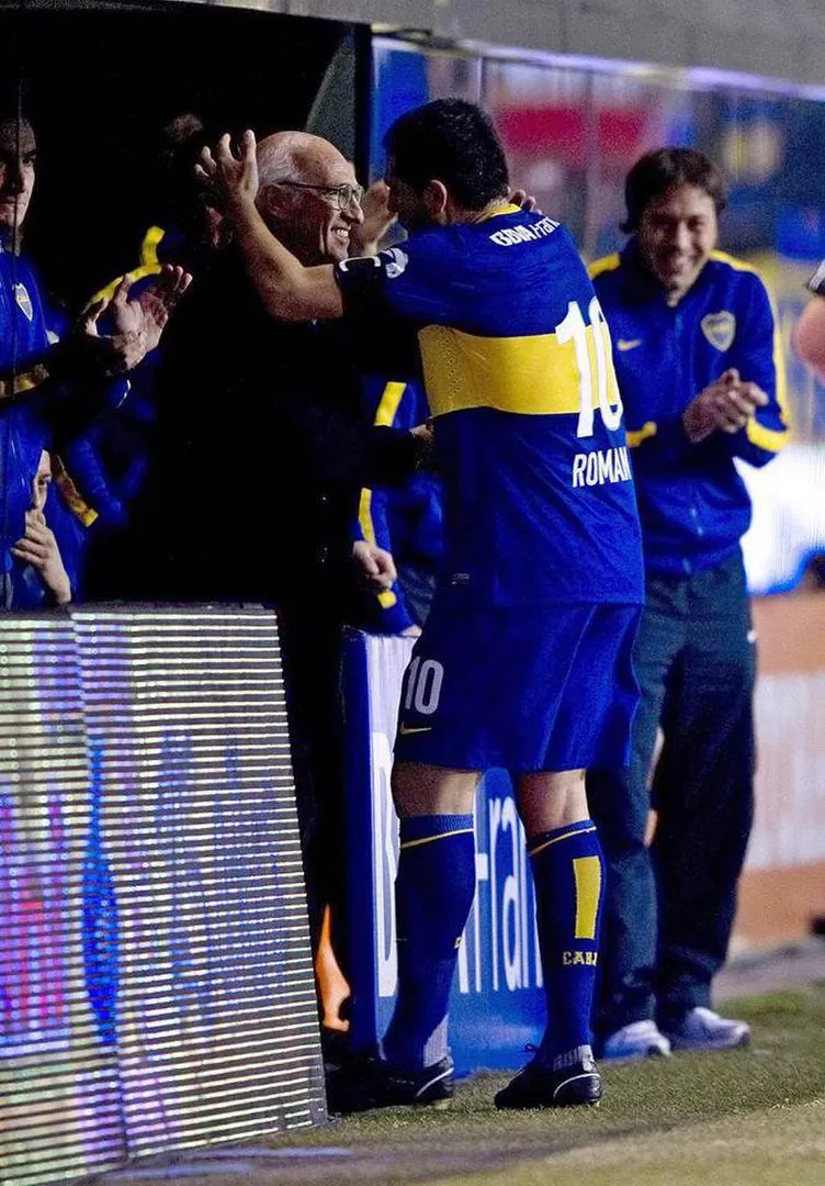 ABRAZO DE ÍDOLOS. Riquelme lo fue a buscar para festejar su gol y Bianchi devolvió gentilezas con un abrazo que enamoró a los fanáticos de Boca que ayer brindaron su apoyo al DT. 